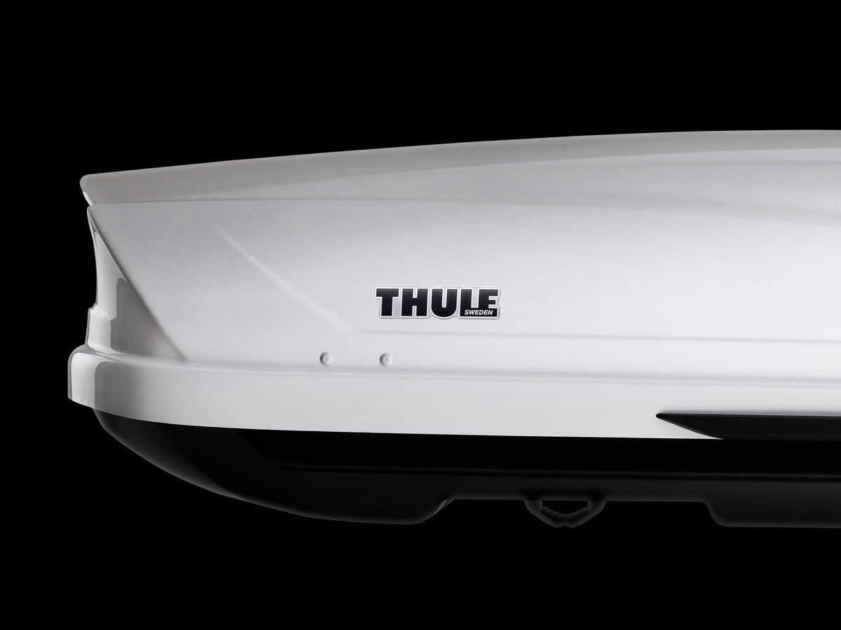 Biały boks dachowy Thule Motion, zbliżenie z logo Thule